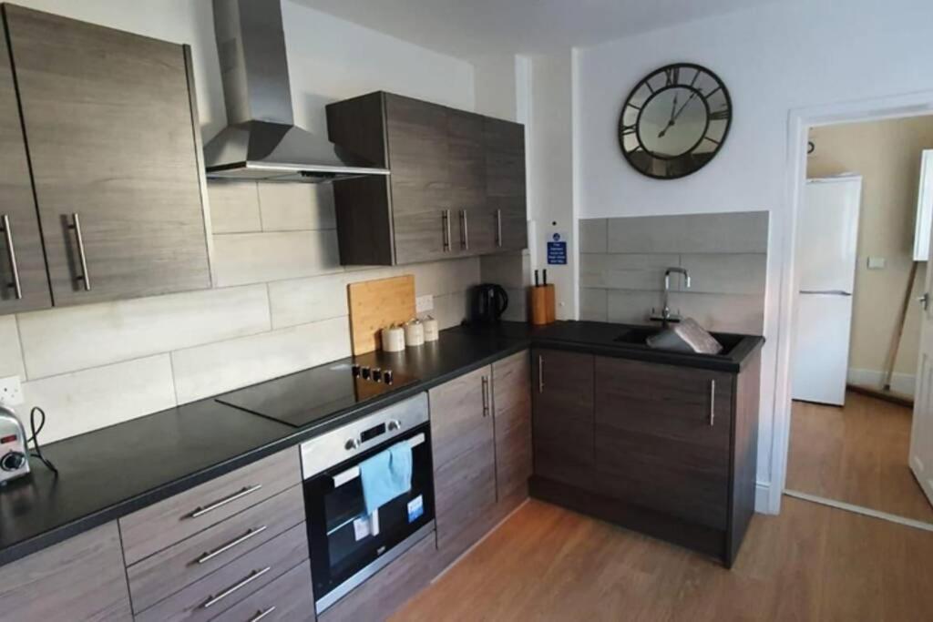 רוז'לי Cannock House ~ 4 Bedrooms All With Ensuite. מראה חיצוני תמונה