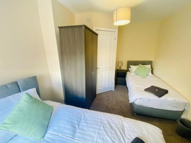 רוז'לי Cannock House ~ 4 Bedrooms All With Ensuite. מראה חיצוני תמונה