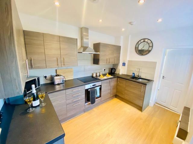 רוז'לי Cannock House ~ 4 Bedrooms All With Ensuite. מראה חיצוני תמונה
